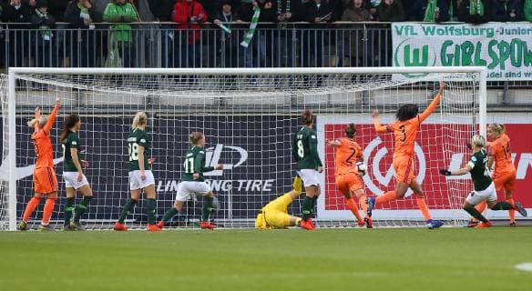 VfL vs Olympique Lyon, CL Frauen Wolfsburg, Deutschland. 27.03.2019, FUßBALL - VfL Wolfsburg vs Olympique Lyon, Champions League Frauen, Viertelfinale, Saison 2018 19. Lucy Bronze (Olympique Lyon) schießt Tor zum 0:1, Torfrau Almuth Schult (VfL Wolfsburg), Babette Peter (VfL Wolfsburg) Wolfsburg