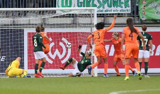 VfL vs Olympique Lyon, CL Frauen Wolfsburg, Deutschland. 27.03.2019, FUßBALL - VfL Wolfsburg vs Olympique Lyon, Champions League Frauen, Viertelfinale, Saison 2018 19. Lucy Bronze (Olympique Lyon) schießt Tor zum 0:1, Torfrau Almuth Schult (VfL Wolfsburg), Babette Peter (VfL Wolfsburg) Wolfsburg