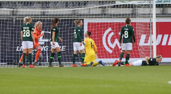 VfL vs Olympique Lyon, CL Frauen Wolfsburg, Deutschland. 27.03.2019, FUßBALL - VfL Wolfsburg vs Olympique Lyon, Champions League Frauen, Viertelfinale, Saison 2018 19. Lucy Bronze (Olympique Lyon) schießt Tor zum 0:1, Torfrau Almuth Schult (VfL Wolfsburg), Babette Peter (VfL Wolfsburg) Wolfsburg