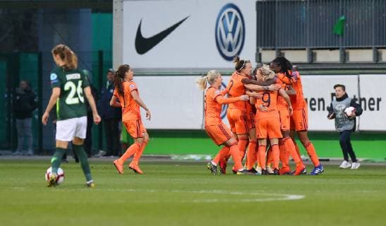 VfL vs Olympique Lyon, CL Frauen Wolfsburg, Deutschland. 27.03.2019, FUßBALL - VfL Wolfsburg vs Olympique Lyon, Champions League Frauen, Viertelfinale, Saison 2018 19. Lucy Bronze (Olympique Lyon) jubelt mit der Mannschaft nach ihrem Tor zum 0:1 Wolfsburg