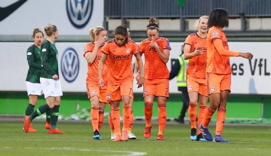 VfL vs Olympique Lyon, CL Frauen Wolfsburg, Deutschland. 27.03.2019, FUßBALL - VfL Wolfsburg vs Olympique Lyon, Champions League Frauen, Viertelfinale, Saison 2018 19. Lucy Bronze (Olympique Lyon) jubelt mit der Mannschaft nach ihrem Tor zum 0:1 Wolfsburg