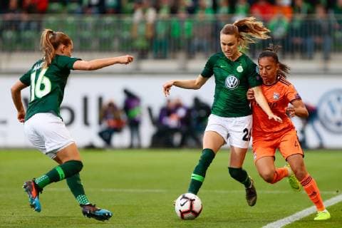 27.03.2019, xtgx, Fussball UEFA Women s Champions League, VfL Wolfsburg - Olympique Lyon emspor, v.l. Noelle Maritz (VfL Wolfsburg, 16), Caroline Graham Hansen (VfL Wolfsburg, 26), Selma Bacha (Olympique Lyon, 4) Zweikampf, Duell, Kampf, tackle (DFL DFB REGULATIONS PROHIBIT ANY USE OF PHOTOGRAPHS as IMAGE SEQUENCES and or QUASI-VIDEO) AOK Stadion
