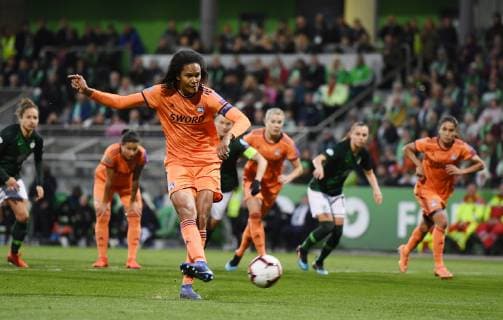 Elfmetertor zum 0-2: Torschuetzin Wendie Renard (LYO) erzielt den Treffer. Fussball UEFA Championsleague, Saison 2018 2019, Viertelfinale Rueckspiel: VfL Wolfsburg - Olympique Lyon in Wolfsburg, Deutschland am 27.03.2019,
