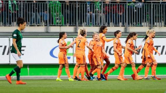 27.03.2019, xtgx, Fussball UEFA Women s Champions League, VfL Wolfsburg - Olympique Lyon emspor, v.l. lyon nach tor zum 0:1 Jubel, Torjubel, jubelt über das Tor, celebrate the goal, celebration (DFL DFB REGULATIONS PROHIBIT ANY USE OF PHOTOGRAPHS as IMAGE SEQUENCES and or QUASI-VIDEO) AOK Stadion