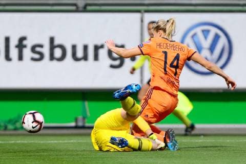 27.03.2019, xtgx, Fussball UEFA Women s Champions League, VfL Wolfsburg - Olympique Lyon emspor, v.l. Almuth Schult (VfL Wolfsburg, 1) foult Ada Hegerberg (Olympique Lyon, 14) Zweikampf, Duell, Kampf, tackle elfmeter (DFL DFB REGULATIONS PROHIBIT ANY USE OF PHOTOGRAPHS as IMAGE SEQUENCES and or QUASI-VIDEO) AOK Stadion