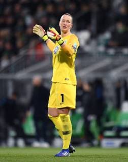 Torhueterin Almuth Schult (VfL) mit einer fragenden Geste. Fussball UEFA Championsleague, Saison 2018 2019, Viertelfinale Rueckspiel: VfL Wolfsburg - Olympique Lyon in Wolfsburg, Deutschland am 27.03.2019,