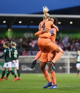Freude nach dem Tor zum 0-2: Ada Hegerberg springt in die Arme von Torschuetzin Wendie Renard (l-r beideLYO) Fussball UEFA Championsleague, Saison 2018 2019, Viertelfinale Rueckspiel: VfL Wolfsburg - Olympique Lyon in Wolfsburg, Deutschland am 27.03.2019,