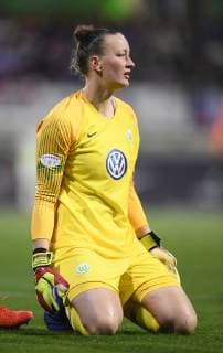 Torhueterin Almuth Schult (VfL) kniet am Boden. Fussball UEFA Championsleague, Saison 2018 2019, Viertelfinale Rueckspiel: VfL Wolfsburg - Olympique Lyon in Wolfsburg, Deutschland am 27.03.2019,