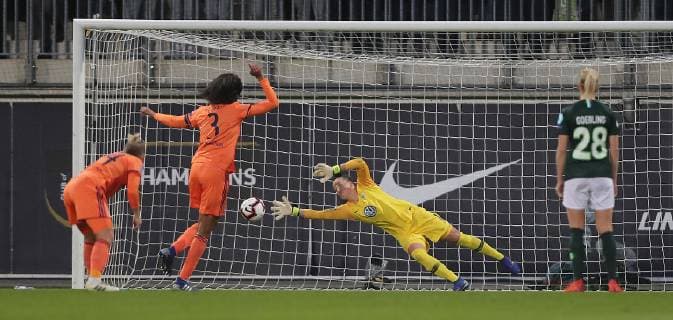 Hier verwandelt Wendie Renard (Olympique Lyonnais) gegen Almuth Schult (VfL Wolfsburg) den Elfmeter zum 0-2