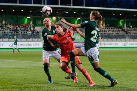 27.03.2019, xtgx, Fussball UEFA Women s Champions League, VfL Wolfsburg - Olympique Lyon emspor, v.l. Noelle Maritz (VfL Wolfsburg, 16), Amel Majri (Olympique Lyon, 7), Caroline Graham Hansen (VfL Wolfsburg, 26) Zweikampf, Duell, Kampf, tackle (DFL DFB REGULATIONS PROHIBIT ANY USE OF PHOTOGRAPHS as IMAGE SEQUENCES and or QUASI-VIDEO) AOK Stadion