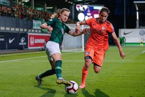 27.03.2019, xtgx, Fussball UEFA Women s Champions League, VfL Wolfsburg - Olympique Lyon emspor, v.l. Caroline Graham Hansen (VfL Wolfsburg, 26), Amel Majri (Olympique Lyon, 7) Zweikampf, Duell, Kampf, tackle (DFL DFB REGULATIONS PROHIBIT ANY USE OF PHOTOGRAPHS as IMAGE SEQUENCES and or QUASI-VIDEO) AOK Stadion