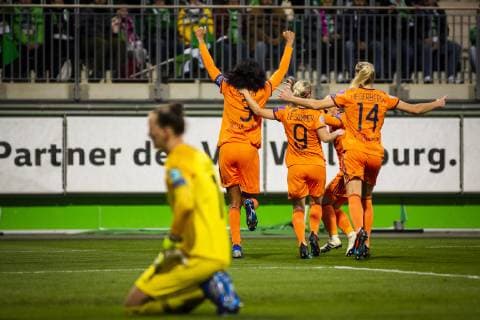 GER, UWCL, Viertelfinale, VfL Wolfsburg vs Olympique Lyon 27.03.2019, AOK Stadion, Wolfsburg, GER, UWCL, Viertelfinale, VfL Wolfsburg vs Olympique Lyon, UEFA REGULATIONS PROHIBIT ANY USE OF PHOTOGRAPHS AS IMAGE SEQUENCES AND OR QUASI-VIDEO im Bild picture shows: Wendie Renard (Lyon 3) trifft per Elfmeter zum 2:0 und jubelt mit Eugenie Le Sommer (Lyon 9) und Ada Stolsmo Hegerberg (Lyon 14),