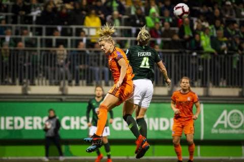 GER, UWCL, Viertelfinale, VfL Wolfsburg vs Olympique Lyon 27.03.2019, AOK Stadion, Wolfsburg, GER, UWCL, Viertelfinale, VfL Wolfsburg vs Olympique Lyon, UEFA REGULATIONS PROHIBIT ANY USE OF PHOTOGRAPHS AS IMAGE SEQUENCES AND OR QUASI-VIDEO im Bild picture shows: Kopfballduell zwischen Ada Stolsmo Hegerberg (Lyon 14) und Nilla Fischer (VfL Wolfsburg 4),