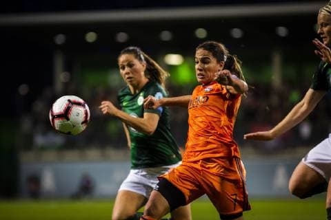 GER, UWCL, Viertelfinale, VfL Wolfsburg vs Olympique Lyon 27.03.2019, AOK Stadion, Wolfsburg, GER, UWCL, Viertelfinale, VfL Wolfsburg vs Olympique Lyon, UEFA REGULATIONS PROHIBIT ANY USE OF PHOTOGRAPHS AS IMAGE SEQUENCES AND OR QUASI-VIDEO im Bild picture shows: Sara Bjoerk Gunnarsdottir (VfL Wolfsburg 7) im Duell mit Amel Majri (Lyon 7),