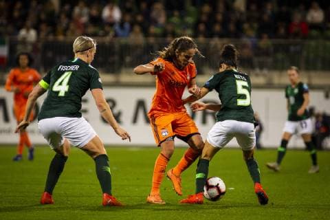 GER, UWCL, Viertelfinale, VfL Wolfsburg vs Olympique Lyon 27.03.2019, AOK Stadion, Wolfsburg, GER, UWCL, Viertelfinale, VfL Wolfsburg vs Olympique Lyon, UEFA REGULATIONS PROHIBIT ANY USE OF PHOTOGRAPHS AS IMAGE SEQUENCES AND OR QUASI-VIDEO im Bild picture shows: Amel Majri (Lyon 7) im Duell mit Claudia Neto (VfL Wolfsburg 5),