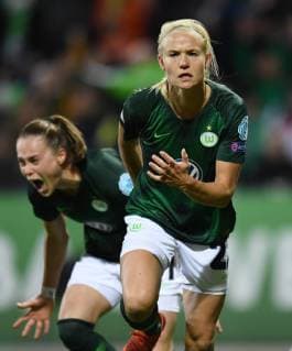 Nach dem Tor zum 2-2 Ausgleich: Ewa Pajor und Torschuetzin Pernille Harder (l-r beideVfL) Fussball UEFA Championsleague, Saison 2018 2019, Viertelfinale Rueckspiel: VfL Wolfsburg - Olympique Lyon in Wolfsburg, Deutschland am 27.03.2019,