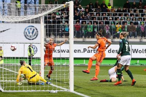Torjubel - Lucy Bronze (Olympique Lyon) trifft zum 0-1 - UEFA Womens Champions League Viertelfinale Saison 2018-2019 VfL Wolfsburg vs. Olympique Lyon im AOK Stadion in Wolfsburg - Aktion,Deutschland, Fußball, Frau,Frauen,Damen,27.03.2019 -