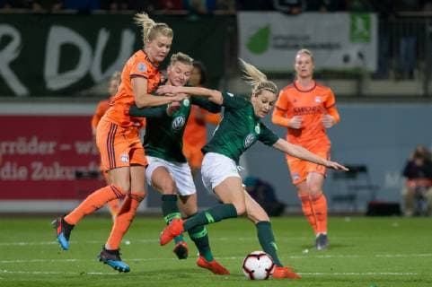 v.li.: Ada Hegerberg (Olympique Lyon, Lyonnais, 14), Alexandra Popp (Alex Popp, VfL Wolfsburg, 11) und Lena Goeßling (VfL Wolfsburg, 28) im Dreikampf, Zweikampf, Duell, Dynamik, Aktion, Action, Spielszene, Fussball, UEFA Womens Champions League, VfL Wolfsburg - Olympique Lyon,