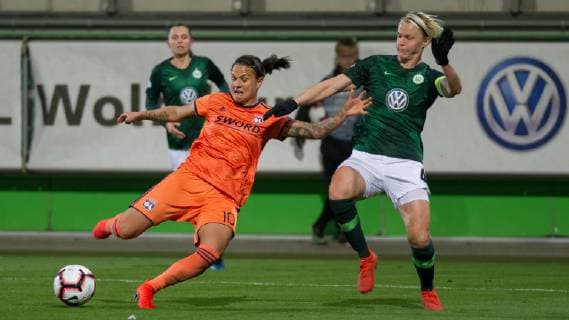 v.li.: Dzsenifer Marozsan (Olympique Lyon, Lyonnais, 10) und Nilla Fischer (VfL Wolfsburg, 4) im Zweikampf, Duell, Dynamik, Aktion, Action, Spielszene, Fussball, UEFA Womens Champions League, VfL Wolfsburg - Olympique Lyon,