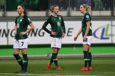 Enttäuscht - Sara Bjork Gunnarsdottir,Alexandra Popp,Lena Goeßling (v.li.,VfL Wolfsburg) - UEFA Womens Champions League Viertelfinale Saison 2018-2019 VfL Wolfsburg vs. Olympique Lyon im AOK Stadion in Wolfsburg - Aktion,Deutschland, Fußball, Frau,Frauen,Damen,27.03.2019 -