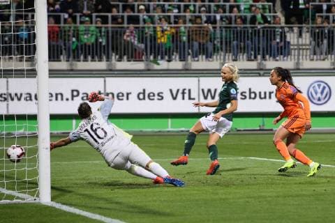 Torschützin Pernille Harder (VfL Wolfsburg) trifft zum 1-2 - UEFA Womens Champions League Viertelfinale Saison 2018-2019 VfL Wolfsburg vs. Olympique Lyon im AOK Stadion in Wolfsburg - Aktion,Deutschland, Fußball, Frau,Frauen,Damen,27.03.2019 -