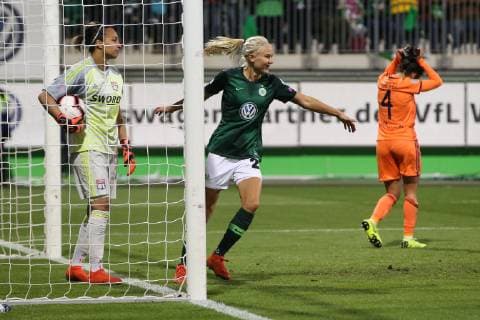 Torjubel - Torschützin Pernille Harder (VfL Wolfsburg) trifft zum 1-2 - UEFA Womens Champions League Viertelfinale Saison 2018-2019 VfL Wolfsburg vs. Olympique Lyon im AOK Stadion in Wolfsburg - Aktion,Deutschland, Fußball, Frau,Frauen,Damen,27.03.2019 -