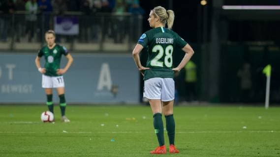 v.li.: Ewa Pajor (VfL Wolfsburg, 17) und Lena Goeßling (VfL Wolfsburg, 28) enttäuscht schauend, Enttäuschung, Fussball, UEFA Womens Champions League, VfL Wolfsburg - Olympique Lyon,