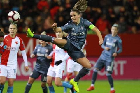 Sport Bilder des Tages Melanie Leupolz (FC Bayern) im Duell Frauenfussball FC Bayern München - SK Slavia Prag UEFA Women’s Champions League Campus 27.03.2019
