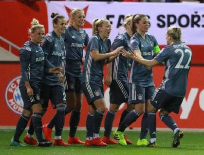 Fridolina Rolfö (3.v.l.) und Co (FC Bayern) Torjubel Frauenfussball FC Bayern München - SK Slavia Prag UEFA Women’s Champions League Campus 27.03.2019