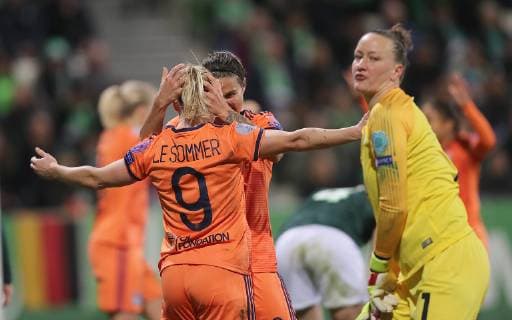 Jubel bei Dzsenifer Marozsan (Olympique Lyonnais) und Eugenie Le Sommer (Olympique Lyonnais) nach dem 2-4, Almuth Schult (VfL Wolfsburg) ist enttaeuscht