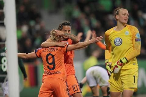 Jubel bei Dzsenifer Marozsan (Olympique Lyonnais) und Eugenie Le Sommer (Olympique Lyonnais) nach dem 2-4, Almuth Schult (VfL Wolfsburg) ist enttaeuscht