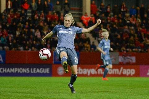 Verena Schweers (FC Bayern Muenchen) mitr Ball am Fuß München, Deutschland, 27.03.2019, Fussball, Frauenfussball, FC Bayern München - Slavia Prag,