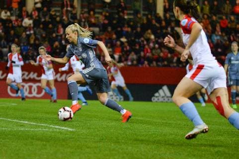 Mandy Islacker (FC Bayern Muenchen) mit Ball am Fuß München, Deutschland, 27.03.2019, Fussball, Frauenfussball, FC Bayern München - Slavia Prag,