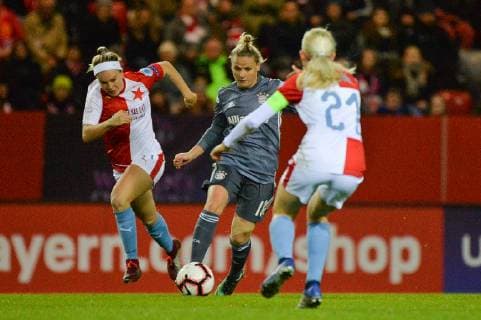 Dominika Skorvankova (FC Bayern Muenchen) mit Ball am Fuß München, Deutschland, 27.03.2019, Fussball, Frauenfussball, FC Bayern München - Slavia Prag,
