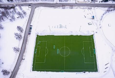THEMENBILD - ein gruenes Fussballfeld in der verschneiten norwegischen Landschaft, aufgenommen am 12. Maerz 2019 in Lillehammer, Norwegen a green football field in the snow-covered Norwegian countryside, Lillehammer, Norway on 2018 03 12. Lillehammer