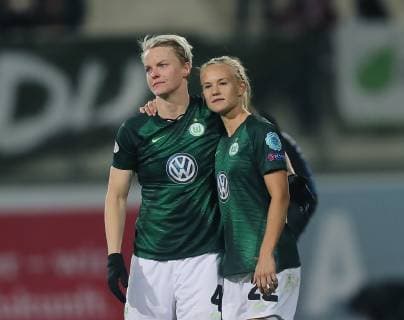 Ehrenrunde und Dank an die Fans Nilla Fischer (VfL Wolfsburg) und Pernille Harder (VfL Wolfsburg)