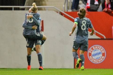 Torjubel FC Bayern München, Dominika Skorvankova (FC Bayern Muenchen), Fridolina Rolfö (FC Bayern Muenchen), Melanie Leupolz (FC Bayern Muenchen, Melli Leupolz) München, Deutschland, 27.03.2019, Fussball, Frauenfussball, FC Bayern München - Slavia Prag,