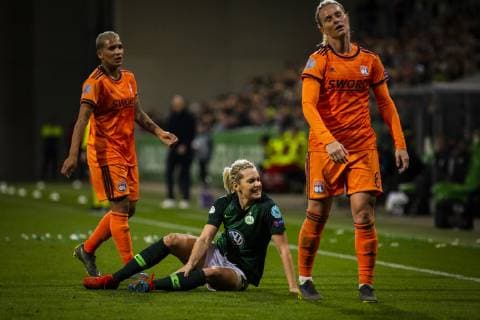 GER, UWCL, Viertelfinale, VfL Wolfsburg vs Olympique Lyon 27.03.2019, AOK Stadion, Wolfsburg, GER, UWCL, Viertelfinale, VfL Wolfsburg vs Olympique Lyon, UEFA REGULATIONS PROHIBIT ANY USE OF PHOTOGRAPHS AS IMAGE SEQUENCES AND OR QUASI-VIDEO im Bild picture shows: Lena Goessling (VfL Wolfsburg 28) bleibt verletzt liegen,