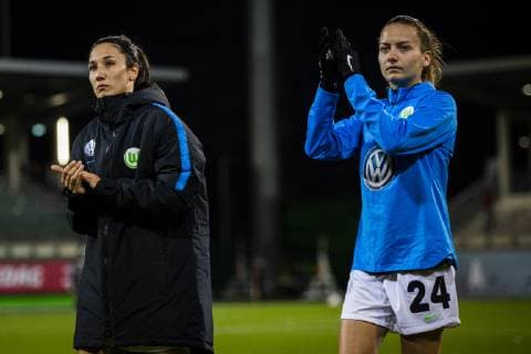 GER, UWCL, Viertelfinale, VfL Wolfsburg vs Olympique Lyon 27.03.2019, AOK Stadion, Wolfsburg, GER, UWCL, Viertelfinale, VfL Wolfsburg vs Olympique Lyon, UEFA REGULATIONS PROHIBIT ANY USE OF PHOTOGRAPHS AS IMAGE SEQUENCES AND OR QUASI-VIDEO im Bild picture shows: Sara Doorsoun (VfL Wolfsburg 23) und Joelle Wedemeyer (VfL Wolfsburg 24) bedanken sich bei den Fans,