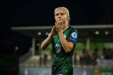 GER, UWCL, Viertelfinale, VfL Wolfsburg vs Olympique Lyon 27.03.2019, AOK Stadion, Wolfsburg, GER, UWCL, Viertelfinale, VfL Wolfsburg vs Olympique Lyon, UEFA REGULATIONS PROHIBIT ANY USE OF PHOTOGRAPHS AS IMAGE SEQUENCES AND OR QUASI-VIDEO im Bild picture shows: Pernille Harder (VfL Wolfsburg 22) bedankt sich bei den Fans,