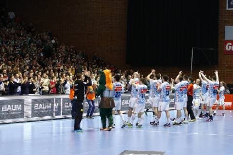 27.03.2019, Swiss Life Hall, Hannover, EHF-Pokal, Gruppenphase, TSV Hannover-Burgdorf vs RK Nexe (HRV), im Bild Die Mannschaft vom TSV Hannover-Burgdorf jubelt nach dem Sieg vor den Zuschauern TSV Hannover-Burgdorf vs RK Nexe