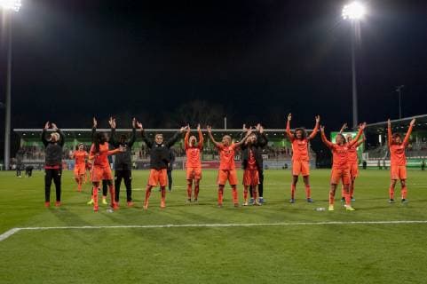 Die Spielerinnen von Olympique Lyon (Lyonnais) mit Jubel über den Sieg, Freude über das gewonnene Spiel, Fussball, UEFA Womens Champions League, VfL Wolfsburg - Olympique Lyon,