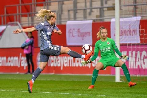 Fussball UEFA Womens Champions League, 27.03.2019, FC Bayern München - SK Slavia Praha Fussball UEFA Womens Champions League, 27.03.2019, FC Bayern München - SK Slavia Praha, in Muenchen, FCB Campus, Bayern, Deutschland. Schuss aufs Tor von Praha durch Mandy Islacker DFL REGULATIONS PROHIBIT ANY USE OF PHOTOGRAPHS AS IMAGE SEQUENCES AND OR QUASI VIDEO. (