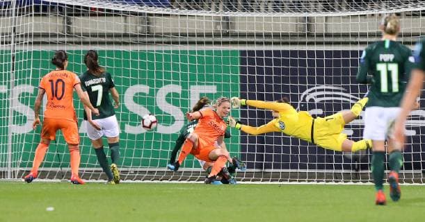 VfL vs Olympique Lyon, CL Frauen Wolfsburg, Deutschland. 27.03.2019, FUßBALL - VfL Wolfsburg vs Olympique Lyon, Champions League Frauen, Viertelfinale, Saison 2018 19. Lucy Bronze (Olympique Lyon), Torfrau Almuth Schult (VfL Wolfsburg) Wolfsburg