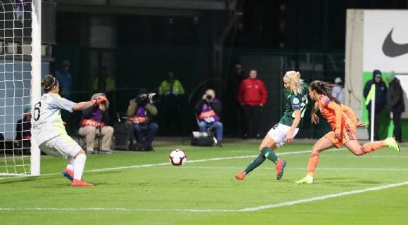 VfL vs Olympique Lyon, CL Frauen Wolfsburg, Deutschland. 27.03.2019, FUßBALL - VfL Wolfsburg vs Olympique Lyon, Champions League Frauen, Viertelfinale, Saison 2018 19. Pernille Harder (VfL Wolfsburg) schießt Tor zum 1:2, Torfrau Sarah Bouhaddi (Olympique Lyon), Selma Bacha (Olympique Lyon) Wolfsburg
