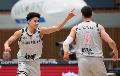 v.li.: Joshua Obiesie (s.Oliver Würzburg) jubelt, Johannes Richter (s.Oliver Würzburg), Basketball, FIBA Europe Cup, s.Oliver Würzburg - Bakken Bears,