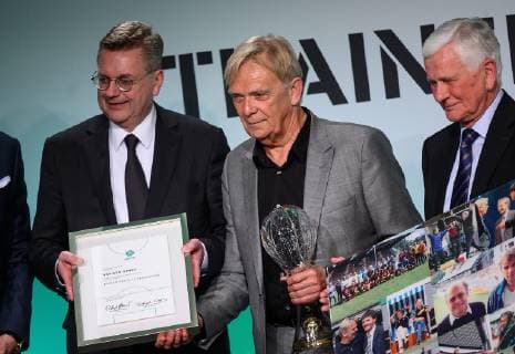 28.03.2019, xfux, Fussball DFB Trainer, DFB Festakt anlässlich der Beendigung des 65. Fußball-Lehrer-Lehrgangs, emspor, v.l. Praesident Reinhard Dieter Grindel (Deutscher Fussball Bund DFB), Volker Finke wird fuer sein Lebenswerk ausgezeichnet Koeln