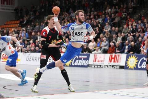Lars Spiess (TV Grosswallstadt 36) vorbei an Patryk Walczak (TuS N-Luebbecke 7)(hinten) , TuS N-Luebbecke vs TV Grosswallstadt, Handball, 2. Bundesliga, 29.03.2019, TuS N-Luebbecke vs TV Grosswallstadt, Handball, 2. Bundesliga, 29.03.2019 Luebbecke
