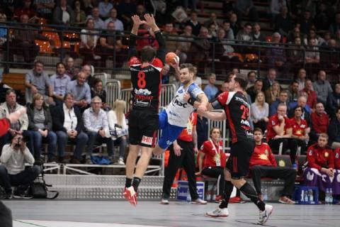 Florian Eisentraeger (TV Grosswallstadt 8) gegen Jens Bechtloff (TuS N-Luebbecke 8)(links) und Marian Orlowski (TuS N-Luebbecke 29)(rechts) , TuS N-Luebbecke vs TV Grosswallstadt, Handball, 2. Bundesliga, 29.03.2019, TuS N-Luebbecke vs TV Grosswallstadt, Handball, 2. Bundesliga, 29.03.2019 Luebbecke
