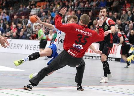 Dino Corak (TV Grosswallstadt 24) gegen Joel Birlehm (TuS N-Luebbecke 35)(vorne) , TuS N-Luebbecke vs TV Grosswallstadt, Handball, 2. Bundesliga, 29.03.2019, TuS N-Luebbecke vs TV Grosswallstadt, Handball, 2. Bundesliga, 29.03.2019 Luebbecke